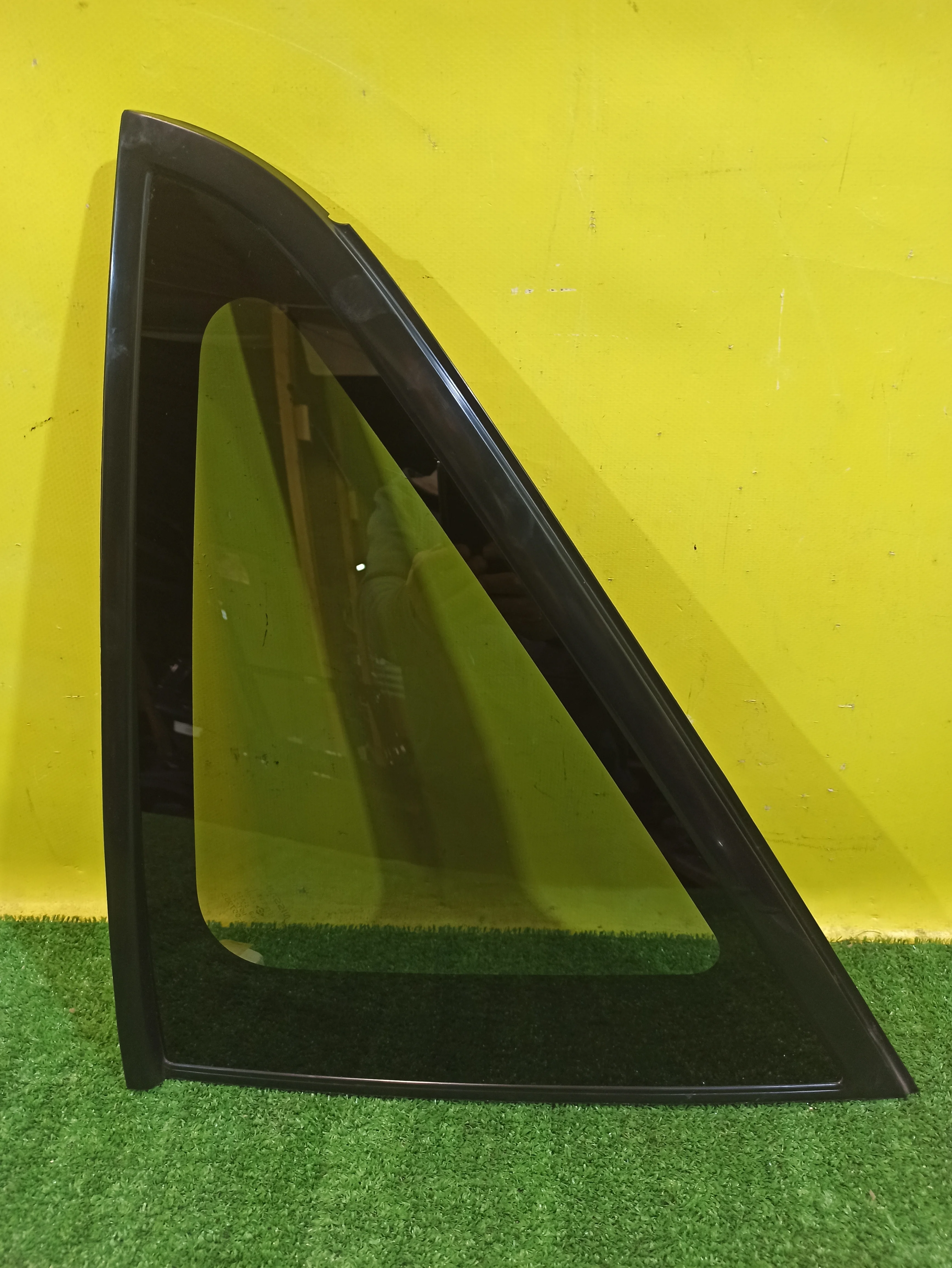 Стекло кузовное глухое левое  Nissan Murano (Z50) 2002 83301CA000 32588