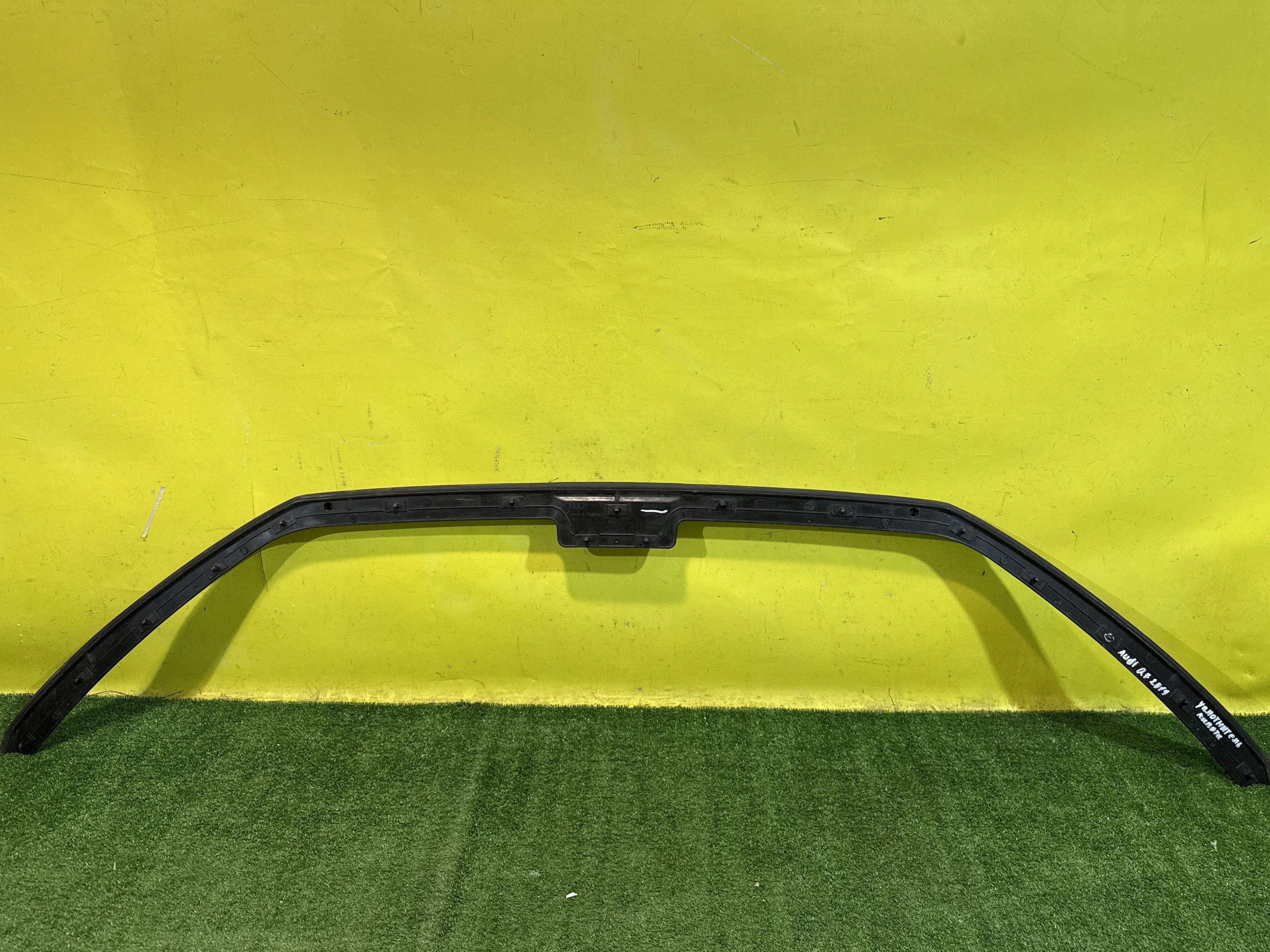 Уплотнитель капота  Audi Q7 (4M) 2015 4M0823126 33714