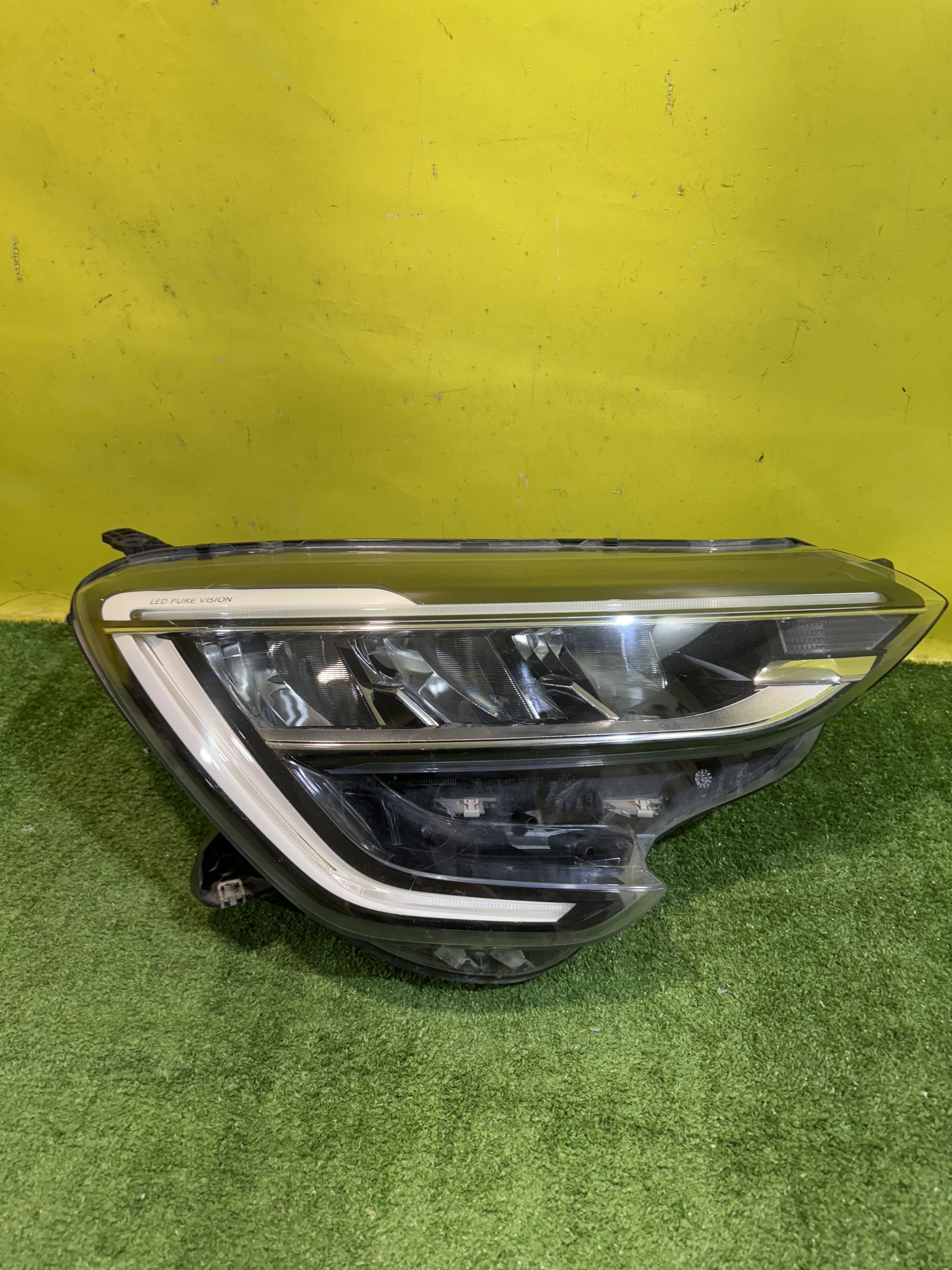 Фара правая LED  Renault Arkana 2018 260105307R 33735