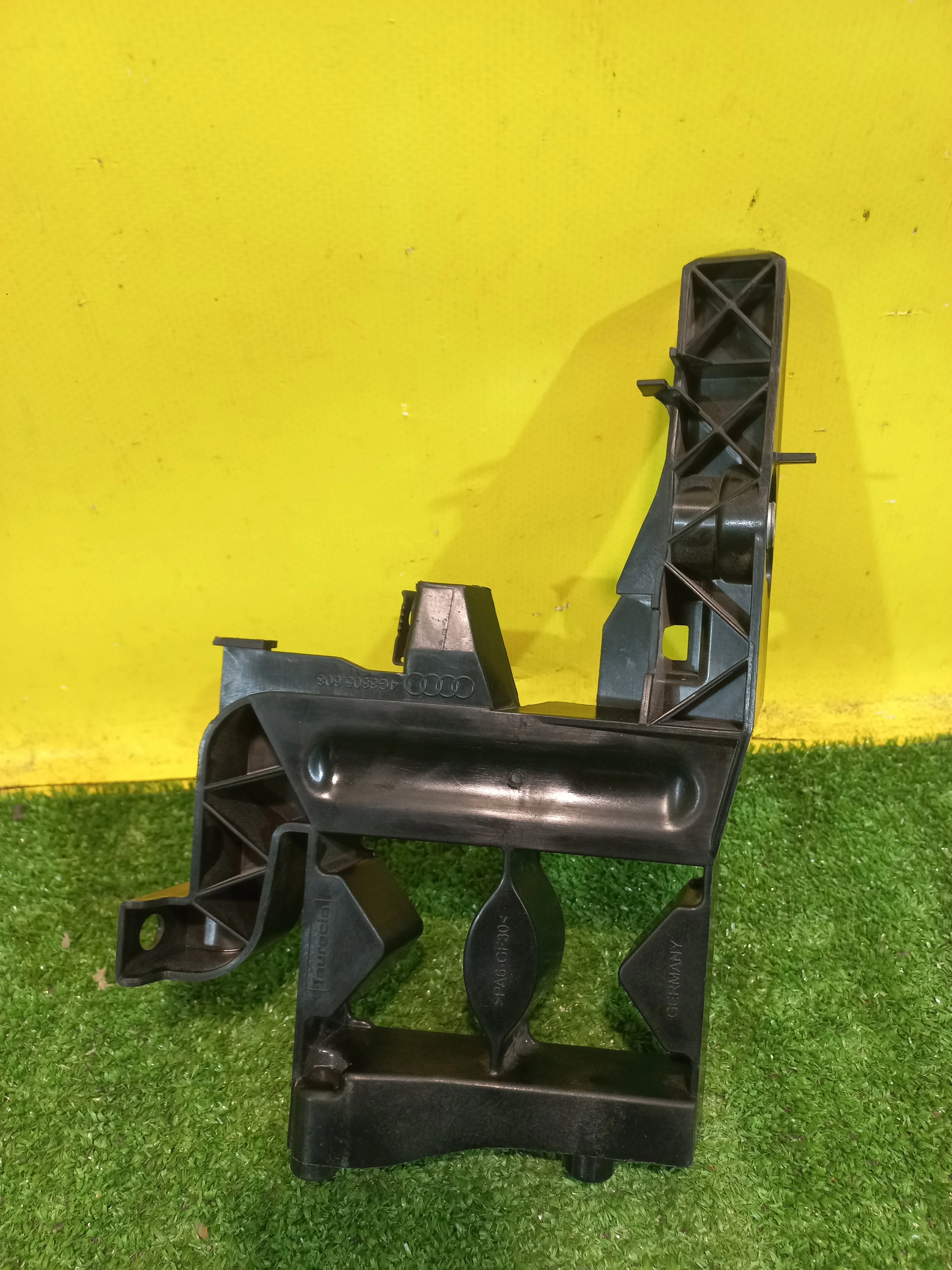 Кронштейн фар правый  Audi A7 (4G) 2010 4G8805608 34035