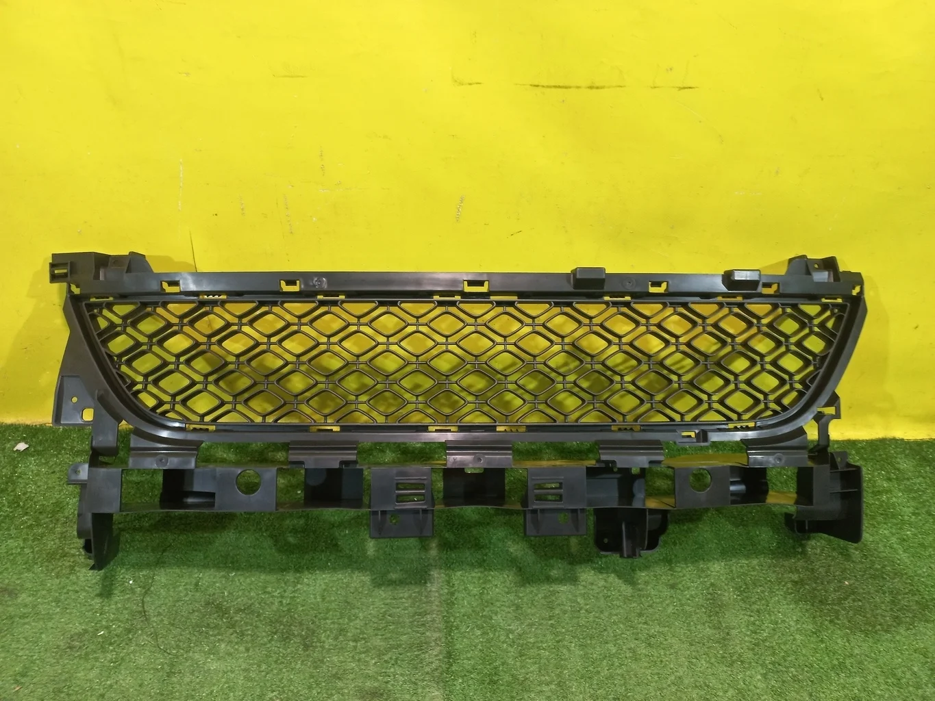 Решетка в бампер центральная  Renault Sandero Stepway 2014 622548039R 35584