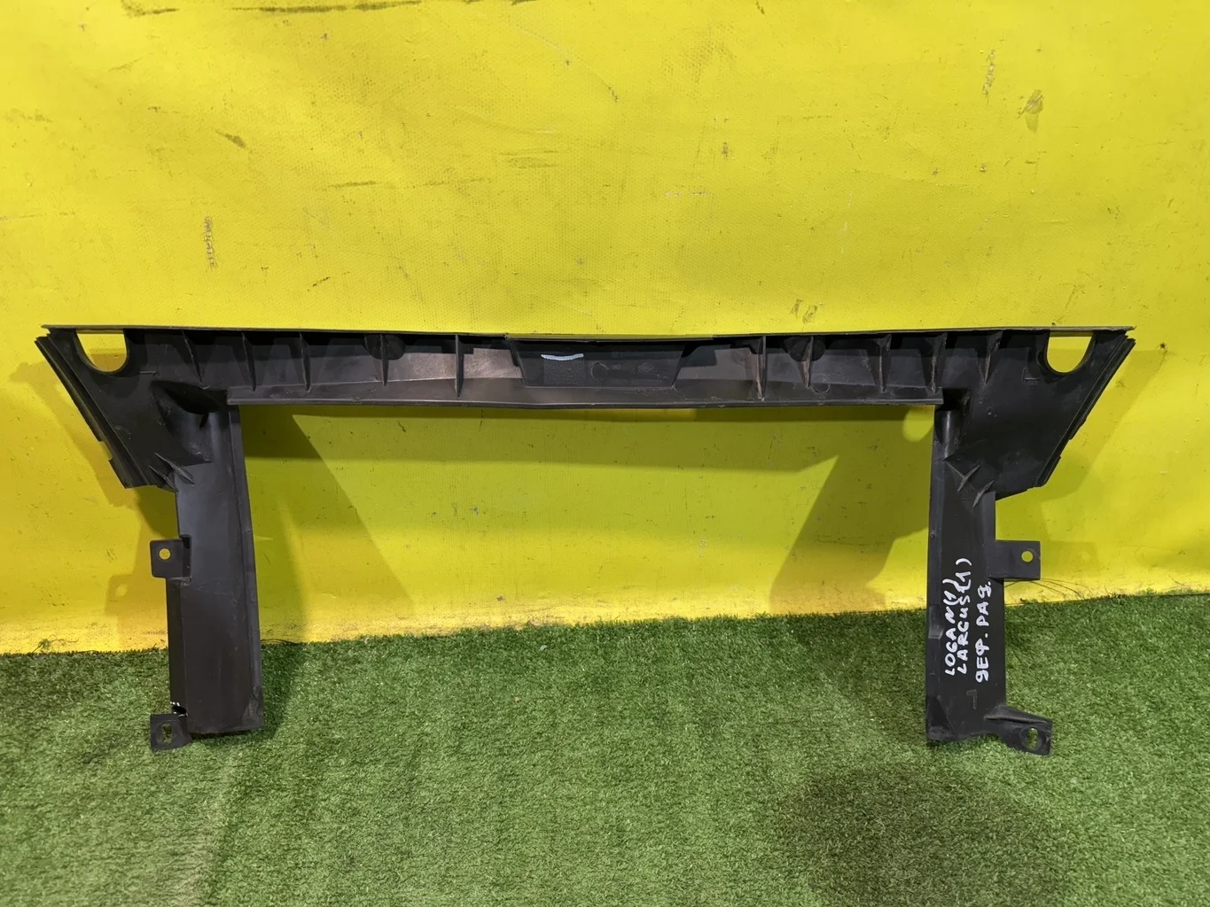 Дефлектор радиатора  Renault Logan 2005  8200694499 39828