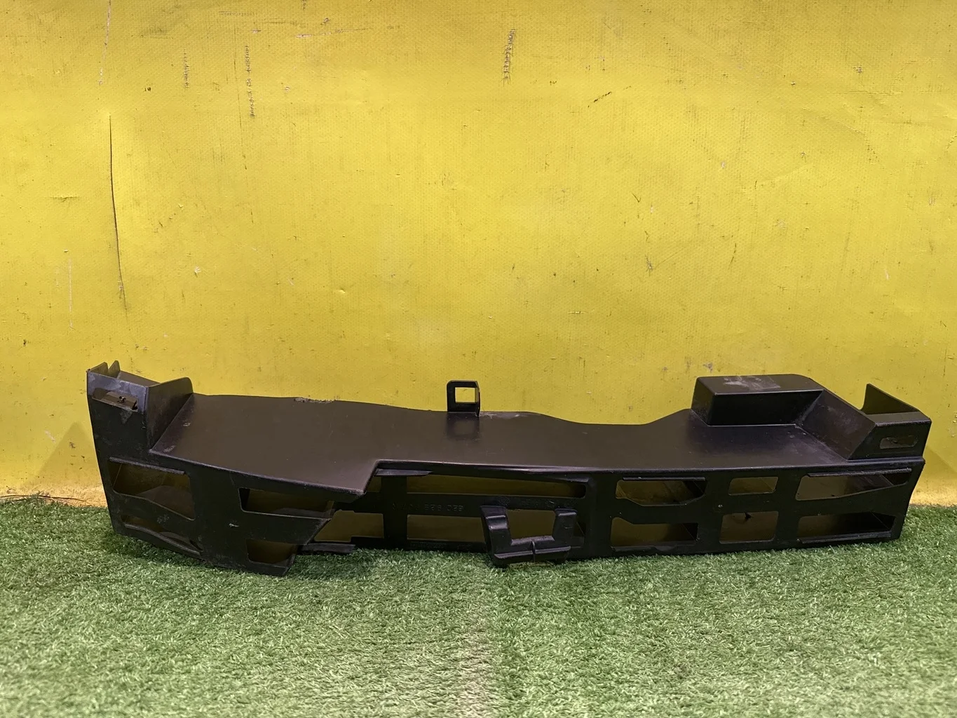 Наполнитель переднего бампера  Renault Duster 2010 620929967R 40029