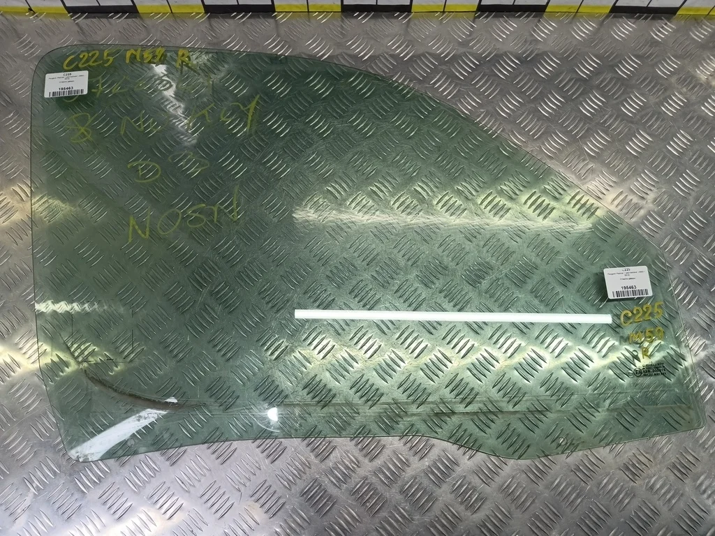 Стекло двери передней правое Peugeot Partner I ре