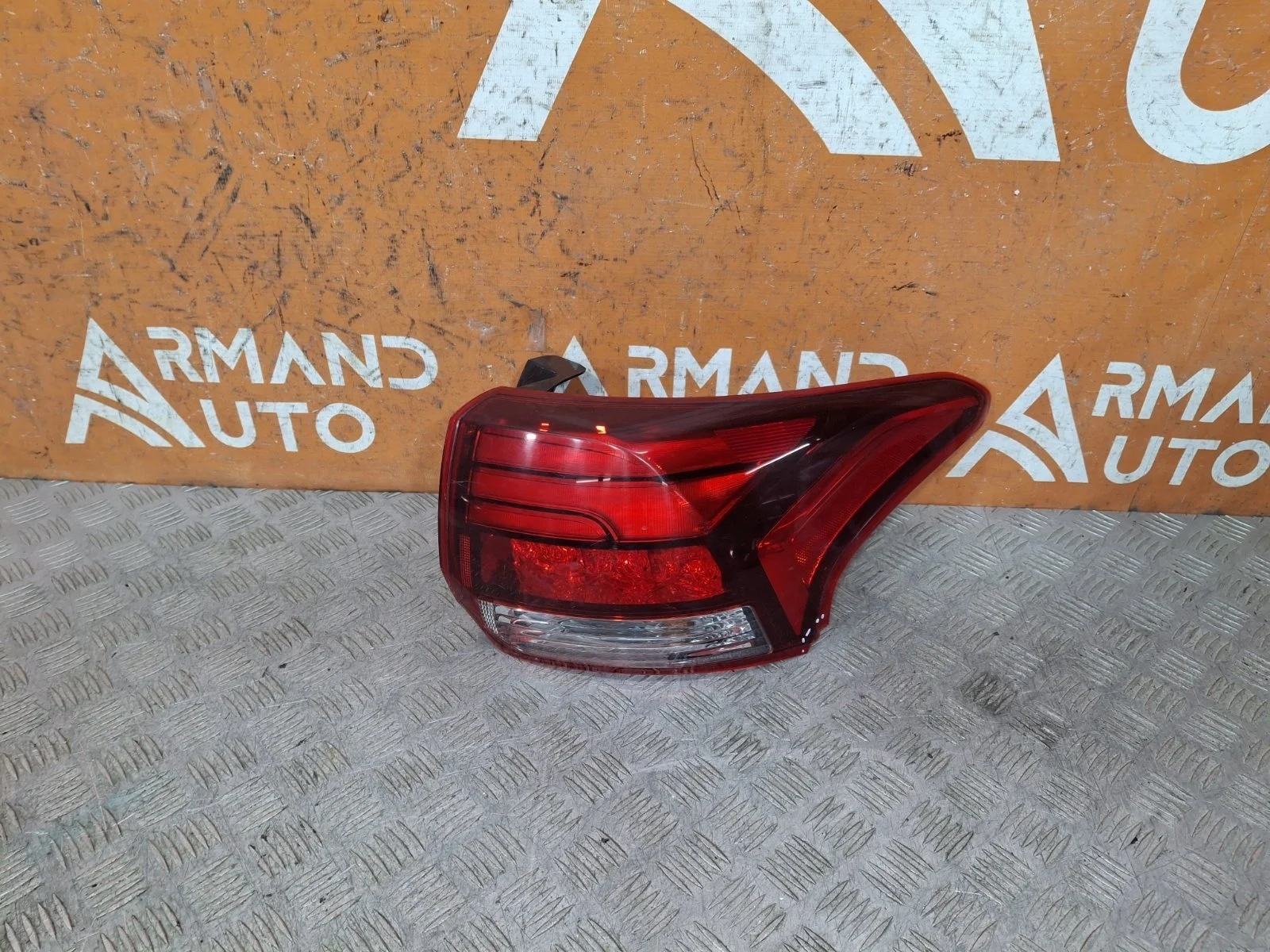 Фонарь внешний Mitsubishi Outlander 2015-нв 3