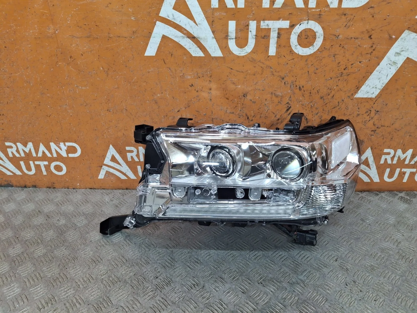 Фара Toyota Land Cruiser 2015-2021 200