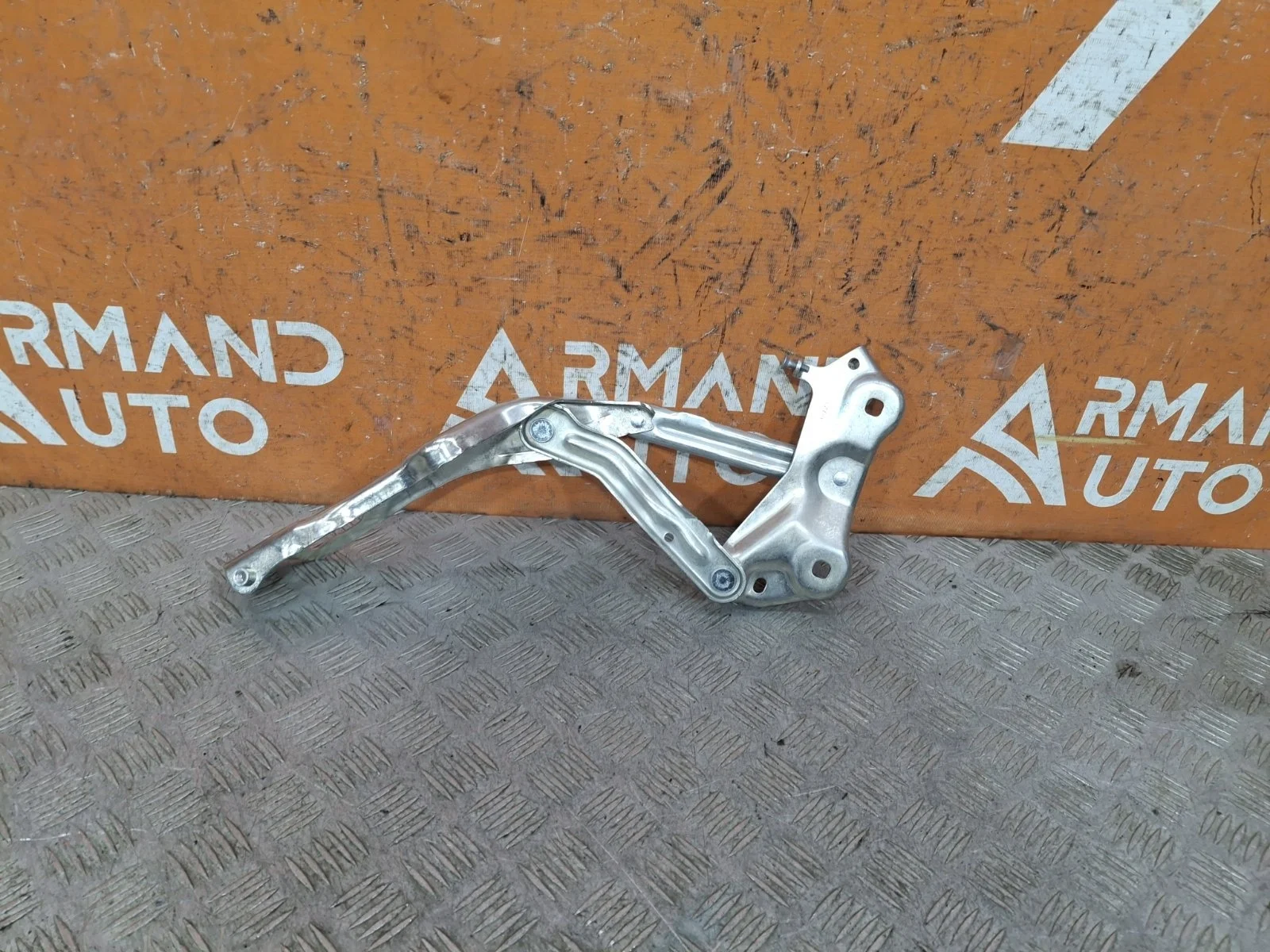 Петля капота Skoda Kodiaq 2016-нв