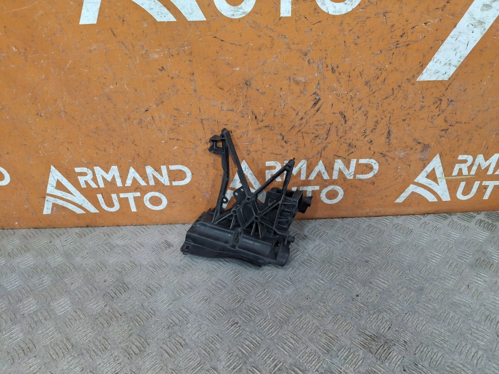 Кронштейн панели передней Mercedes -Class 2016-нв W213