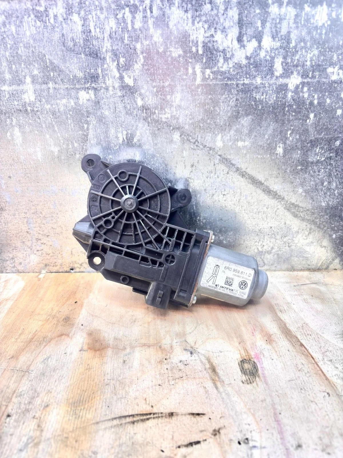 Мотор стеклоподъемника задний левый Volkswagen Amarok I (2010—2016) В наличии