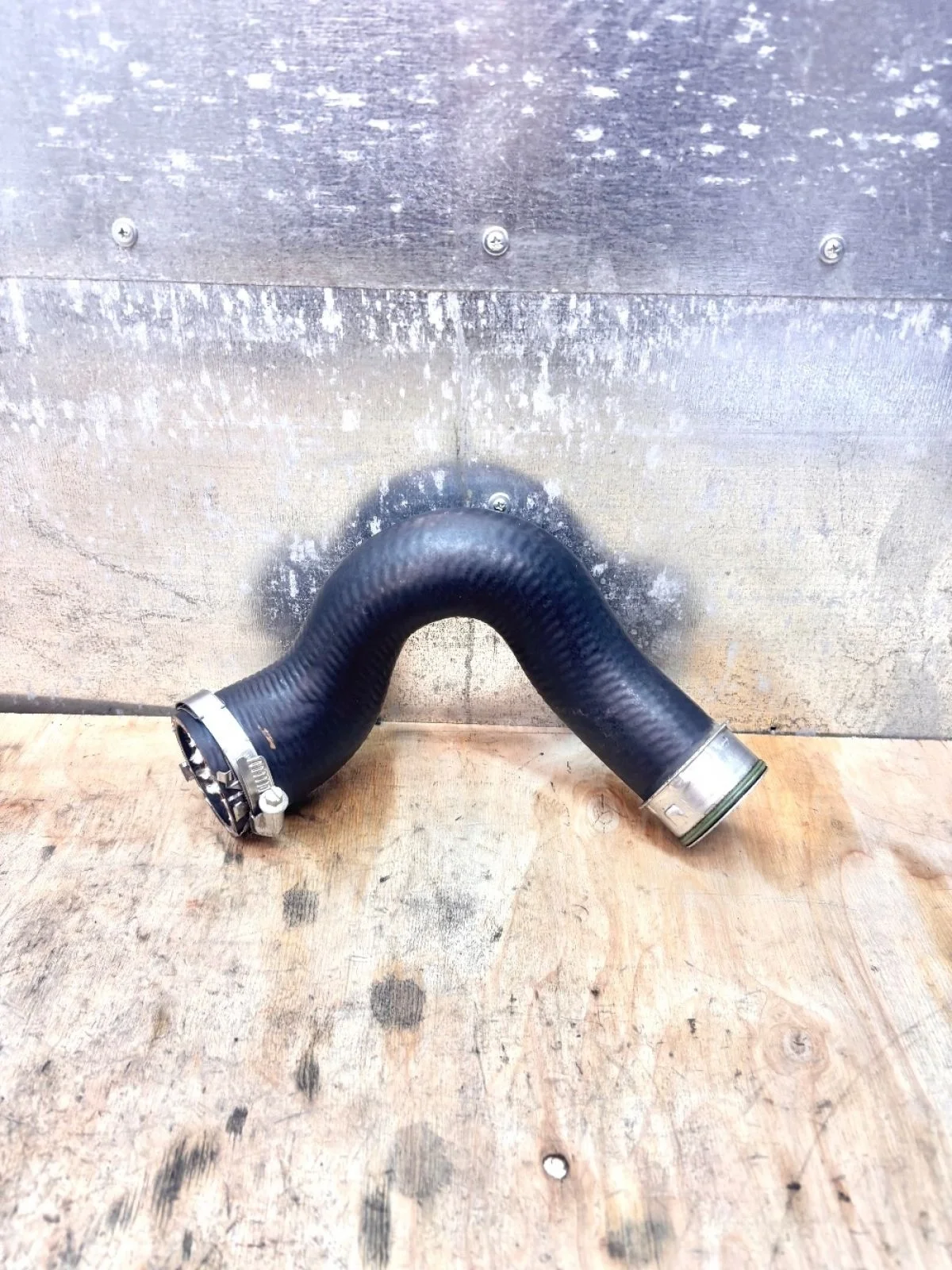 Патрубок интеркулера Фольксваген Туарег TDI 3.0 Q7 4L рестайлинг (2009—2015) В наличии