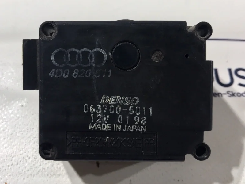 Моторчик заслонки печки Audi A8 D2 2002