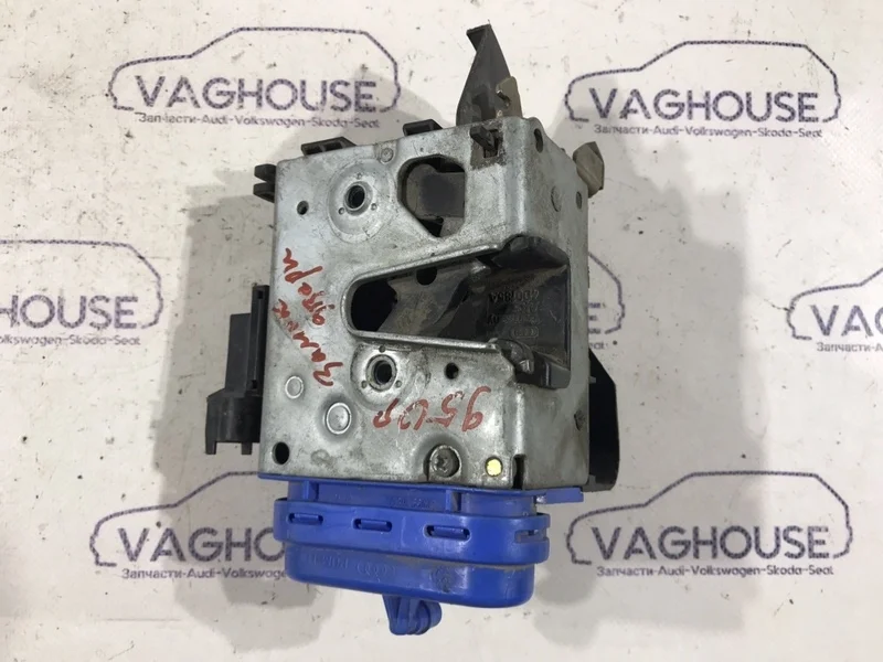 Замок двери задний правый Audi A8 D2 4D 2000