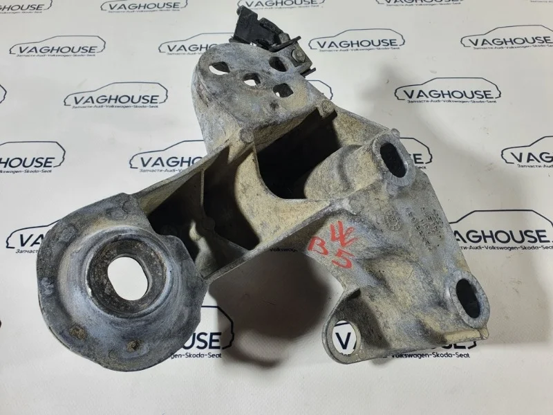 Кронштейн двигателя правый Volkswagen Passat B5