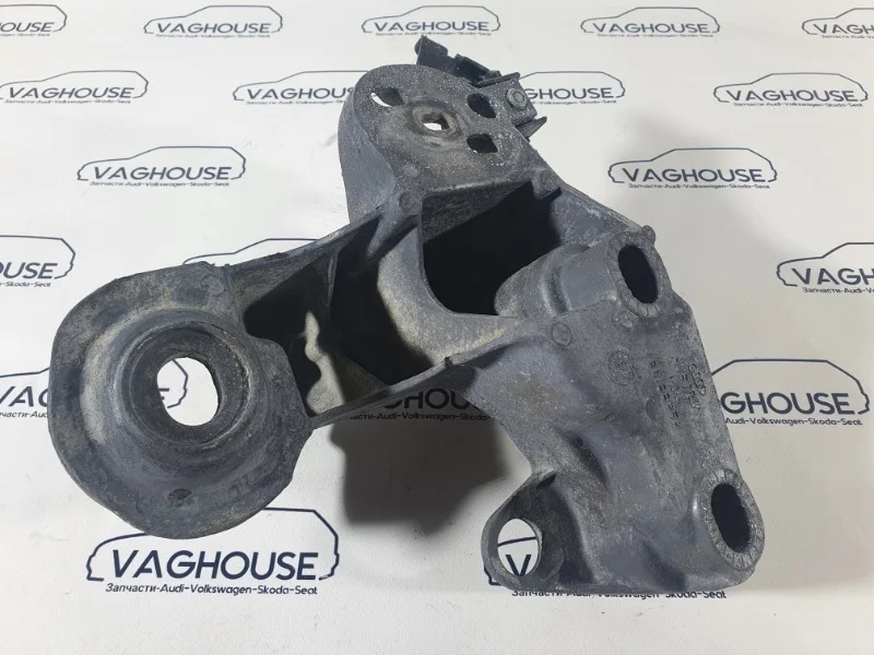 Кронштейн двигателя правый Audi A4 B5 1999