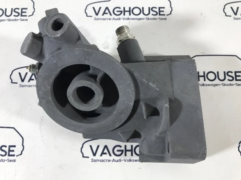 Кронштейн масленного фильтра Volkswagen Passat B5