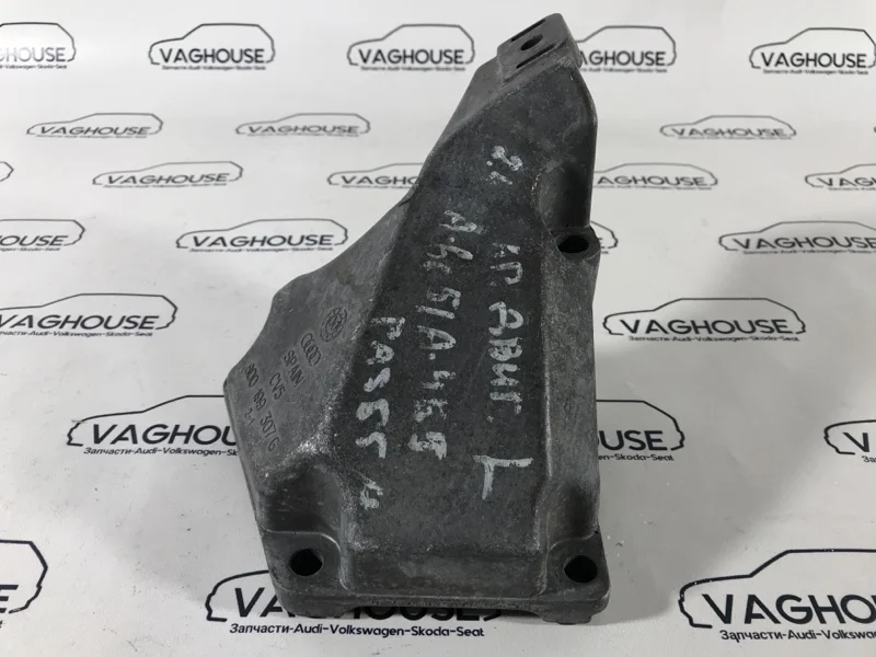 Кронштейн двигателя левый Audi A4 B5 8D 2.4 1998