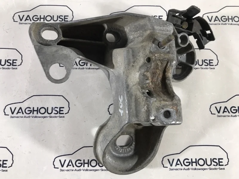 Кронштейн двигателя правый Volkswagen Passat B5