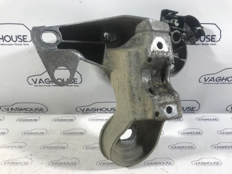 Кронштейн двигателя правый Audi A6 C5 4B 2.4 BDV