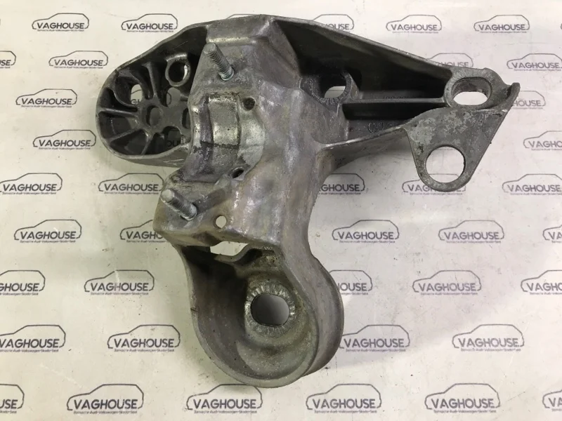 Кронштейн двигателя левый Volkswagen Passat B5+