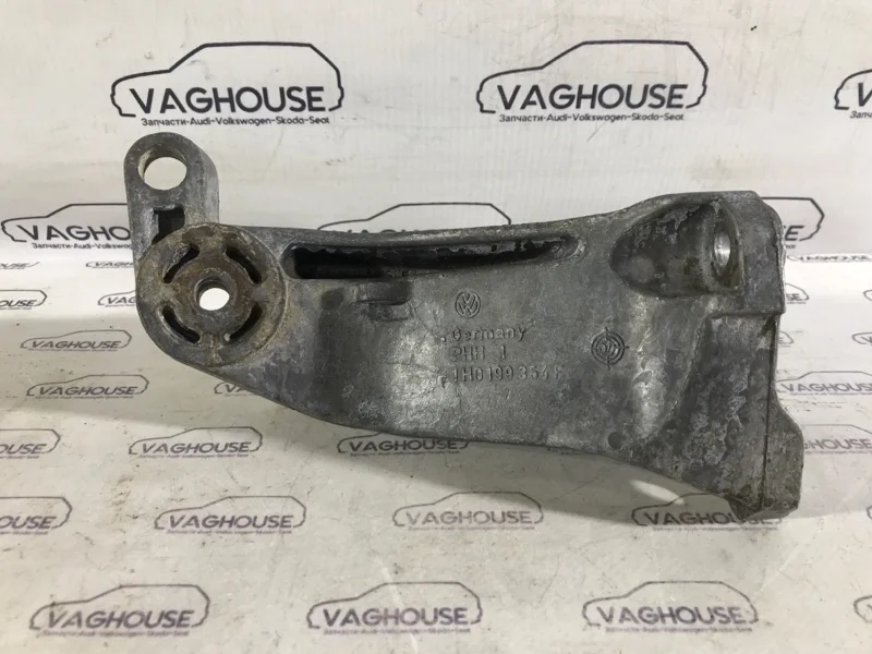 Кронштейн двигателя правый Volkswagen Golf MK3 1.6