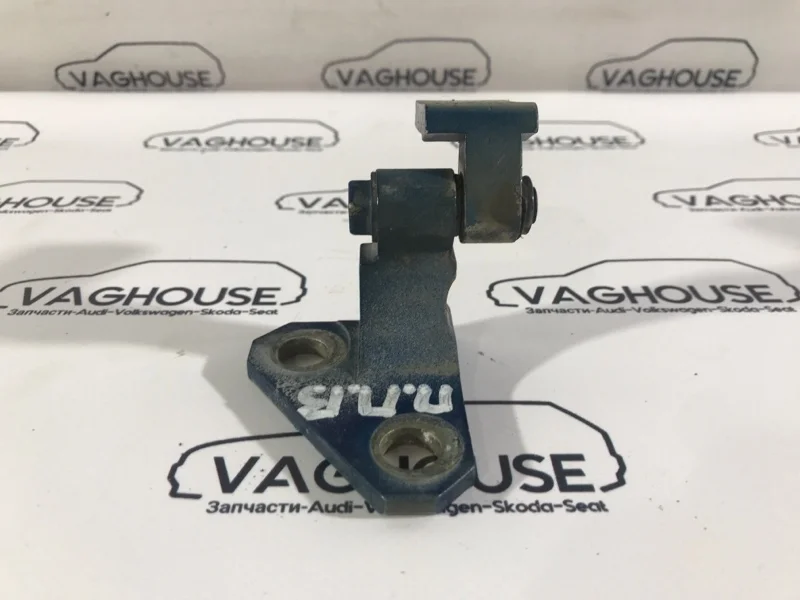 Петля двери передняя правая Volkswagen Passat B6