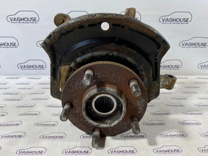 Кулак поворотный передний правый Nissan Maxima A33