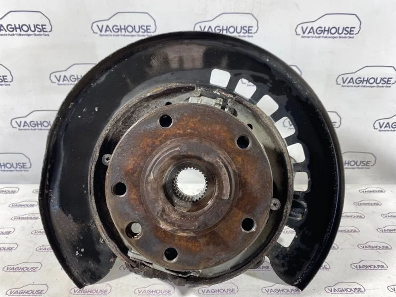 Кулак поворотный задний правый Porsche Cayenne 955