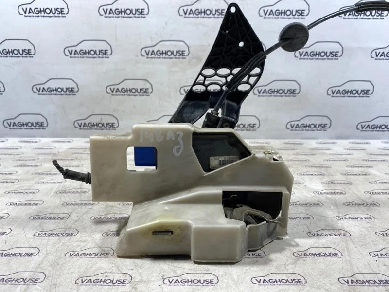 Замок двери задний левый Skoda Fabia 2009