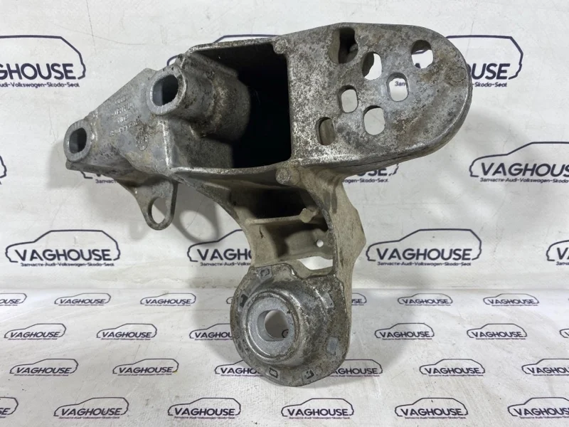 Кронштейн двигателя левый Volkswagen Passat B5 3B2