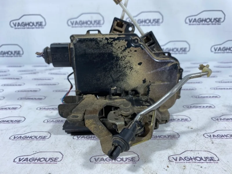 Замок двери задний левый Audi A6 C5 2.4 ALF 1998