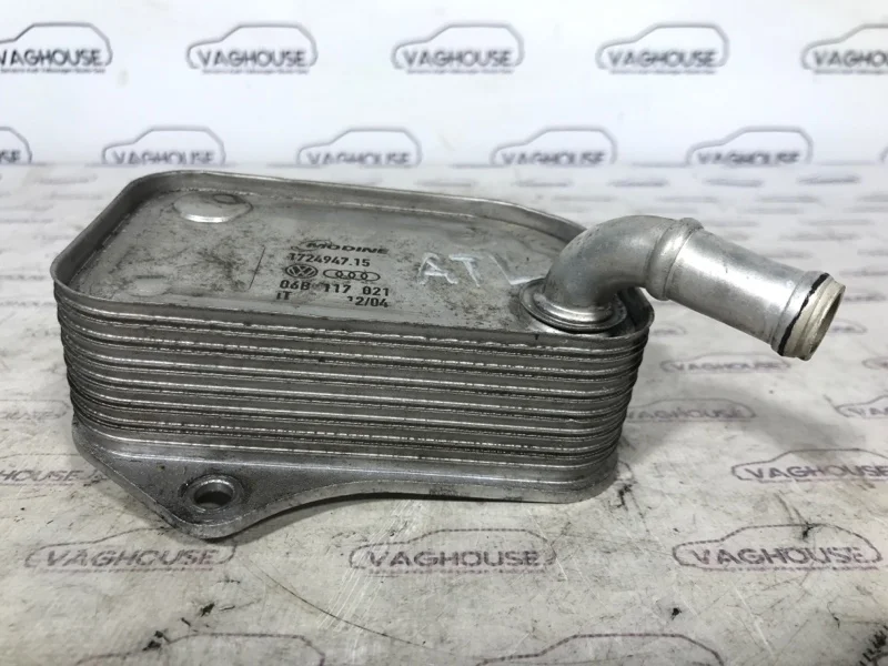 Радиатор масляный Audi A4 B7 2.0 ALT 2008