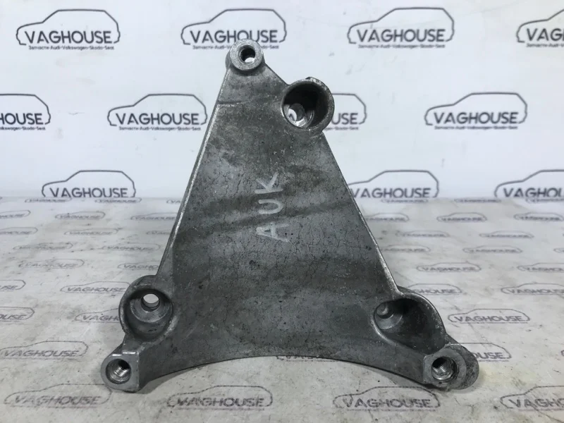 Кронштейн кондиционера Audi A6 C6 3.2 AUK 2010