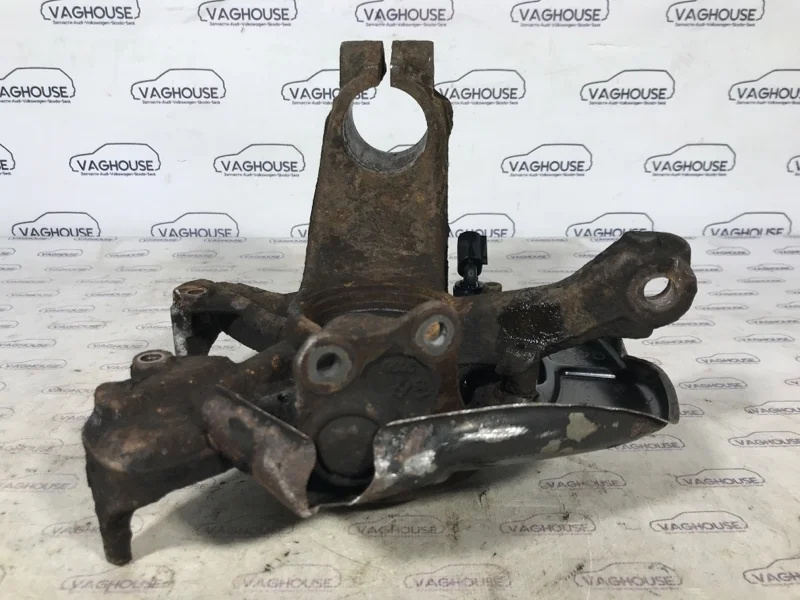 Кулак поворотный передний правый Volkswagen Golf 4