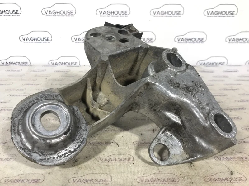 Кронштейн двигателя правый Audi A6 C5 2.8 ACK 1998