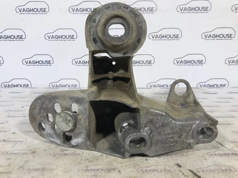 Кронштейн двигателя левый Audi A6 C5 2.4 ARJ 1998