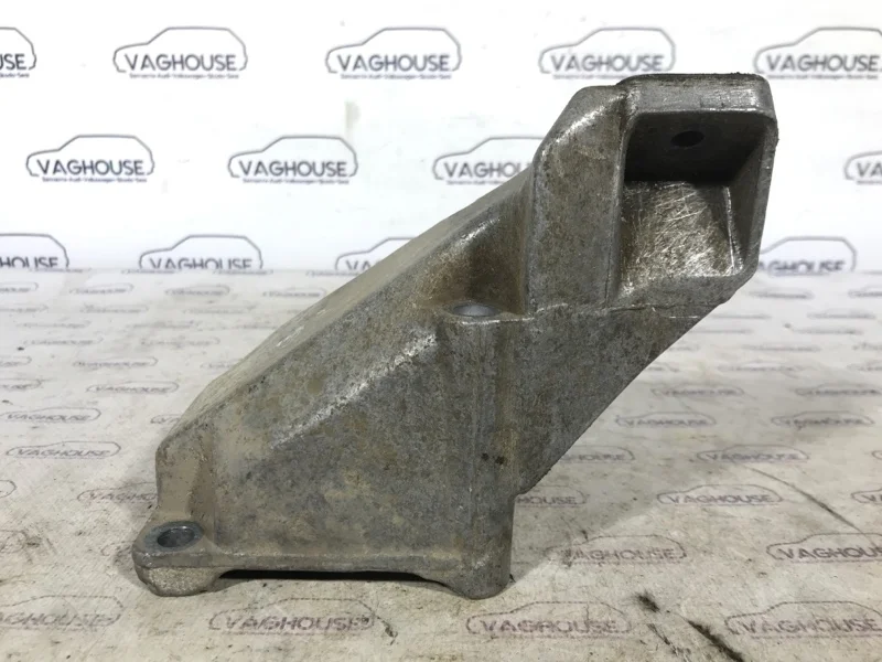 Кронштейн двигателя левый Audi A6 C5 2.4 ARJ 1998