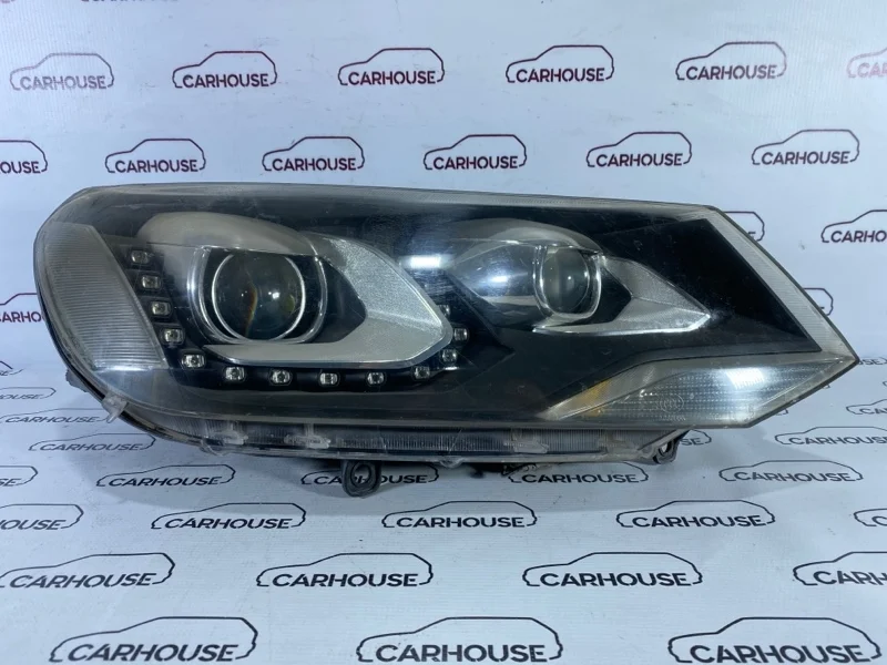 Фара правая Volkswagen Touareg NF 2014