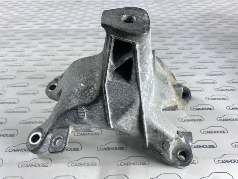 Кронштейн двигателя правый Audi A4 8K 2.0 CAE 2011