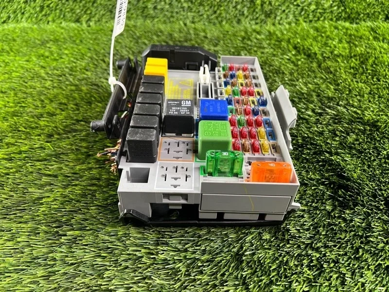 Блок предохранителей Opel Zafira 2001 24431677 F75 Z22SE