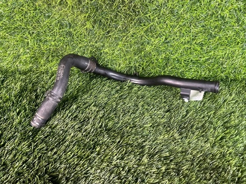 Трубка системы охлаждения Audi A6 2006 06E121044D C6 AUK 3.2