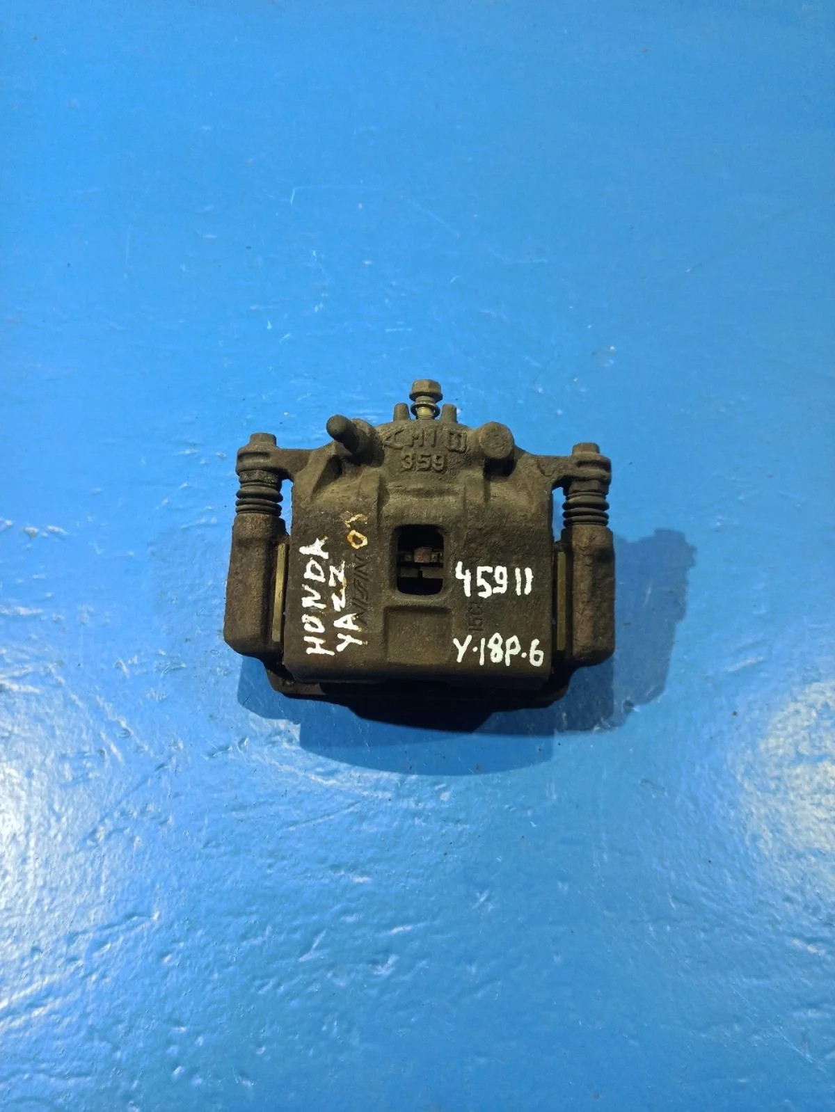 Суппорт тормозной передний правый Honda Jazz GD (2001—2005)