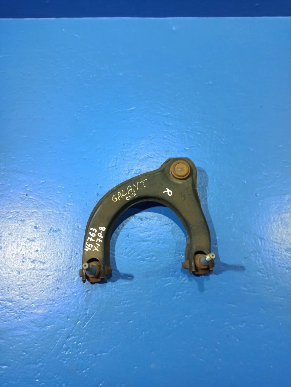 Рычаг передний правый верхний Mitsubishi Galant VIII рестайлинг (1998—2006)