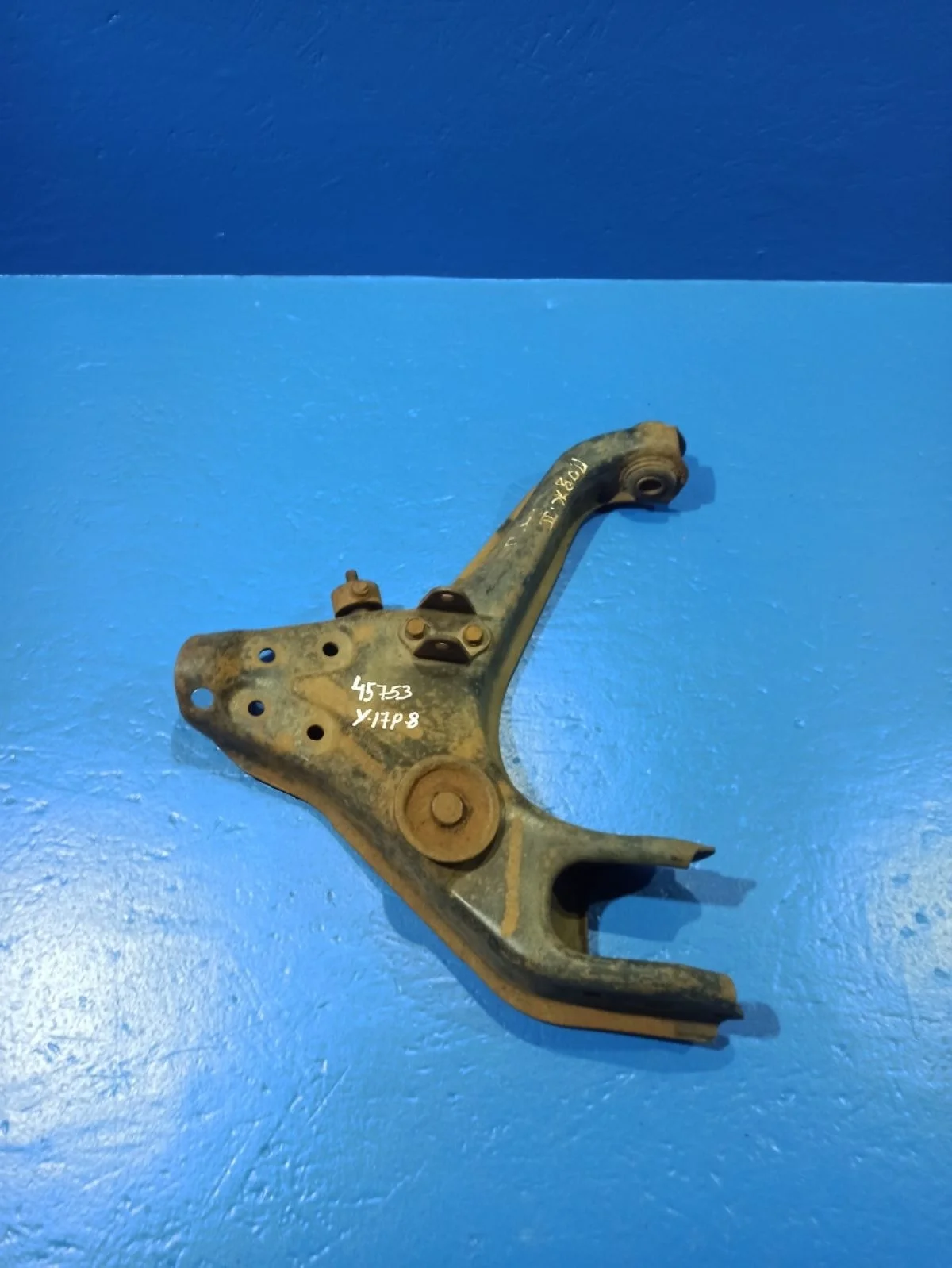 Рычаг передний левый Mitsubishi Pajero V45W