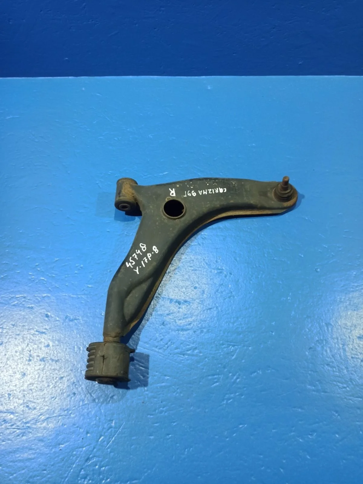 Рычаг передний  правый mitsubishi Carisma