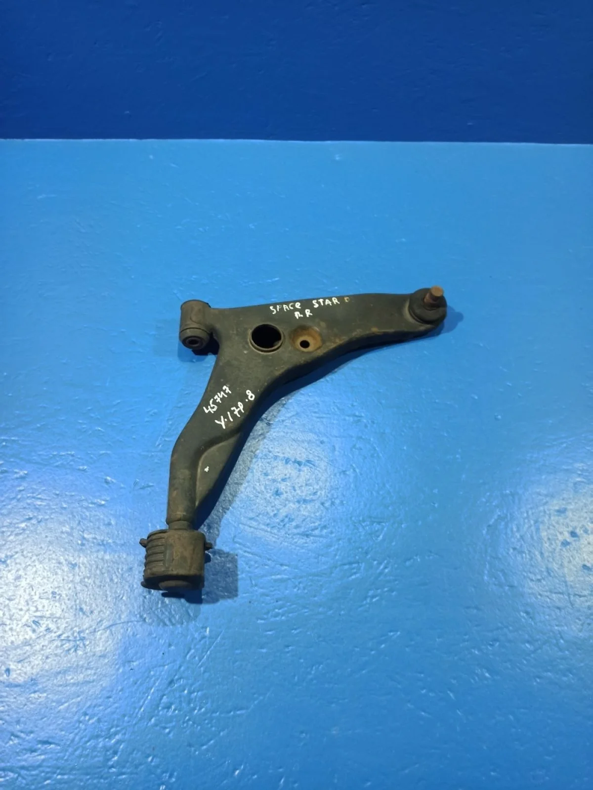 Рычаг передний  правый mitsubishi Carisma