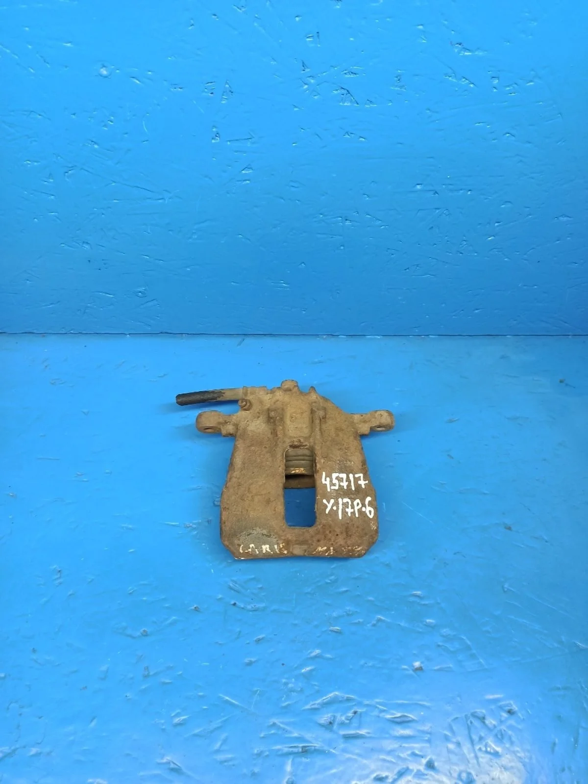 Суппорт тормозной передний правый Mitsubishi Carisma I (1995—1999)