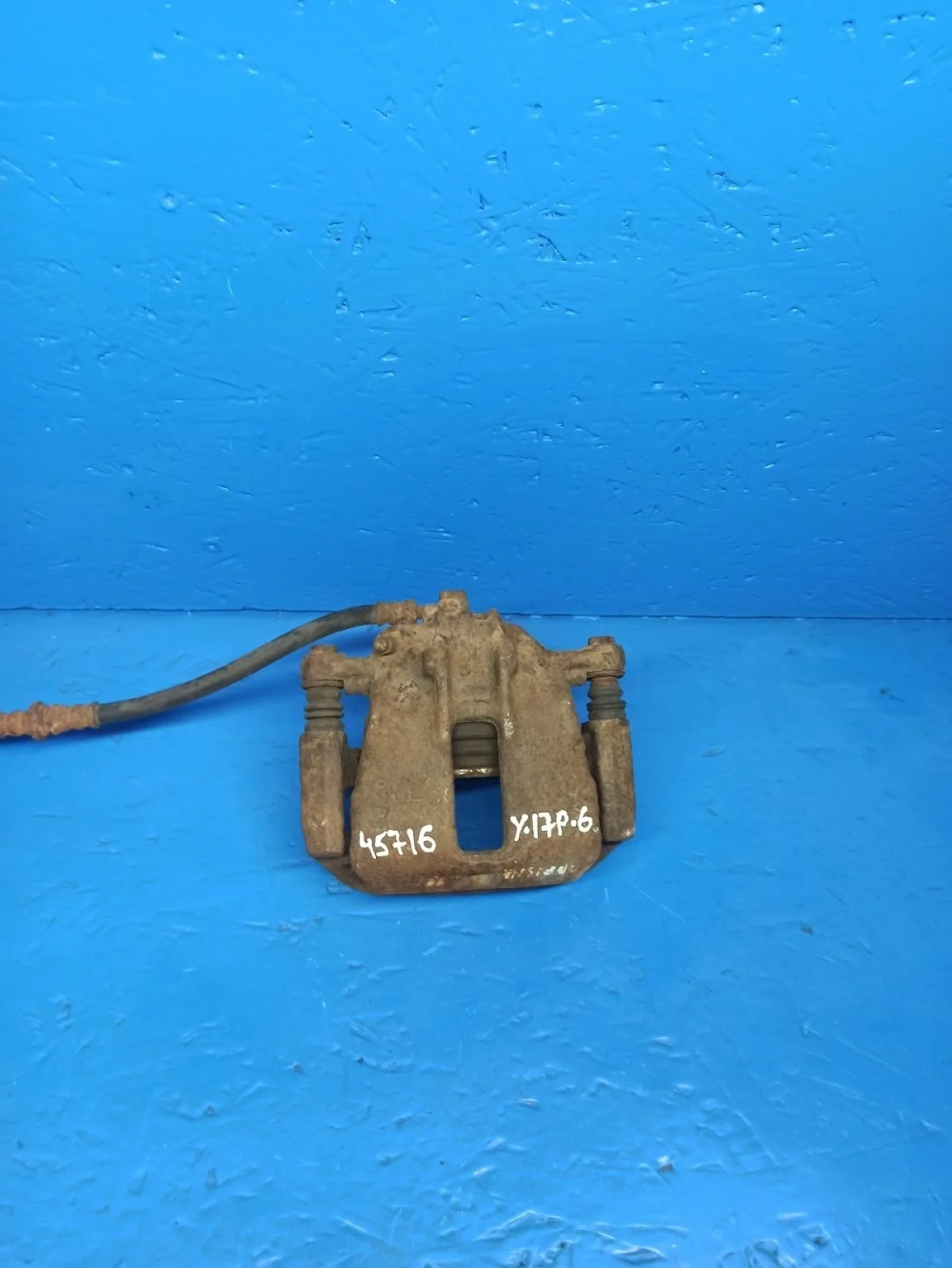 Суппорт тормозной передний правый Mitsubishi Carisma I (1995—1999)