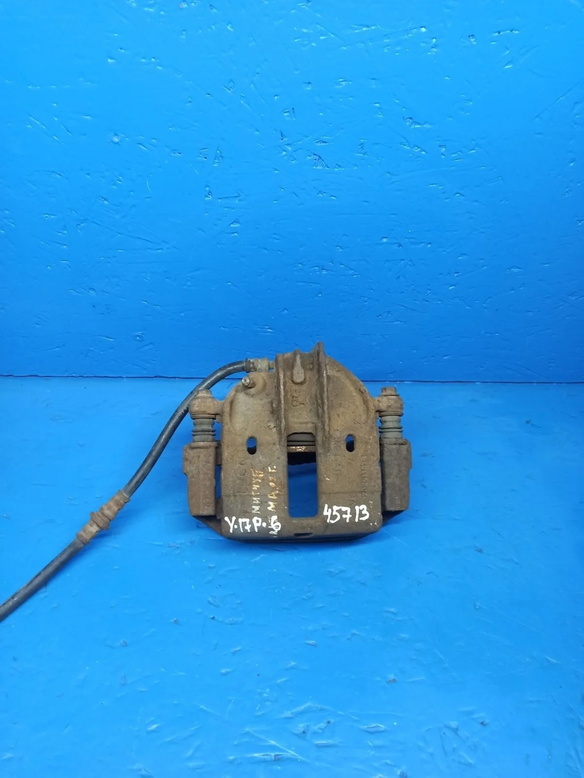 Суппорт тормозной передний правый Mitsubishi Carisma I (1995—1999)