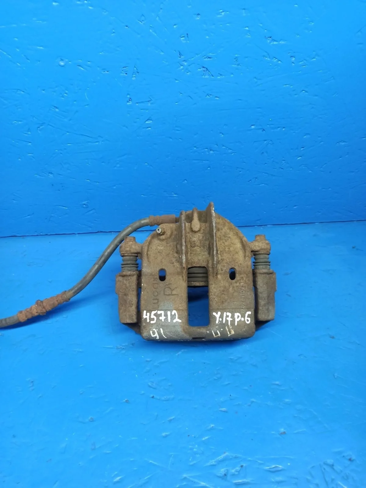 Суппорт тормозной передний правый Mitsubishi Carisma I (1995—1999)