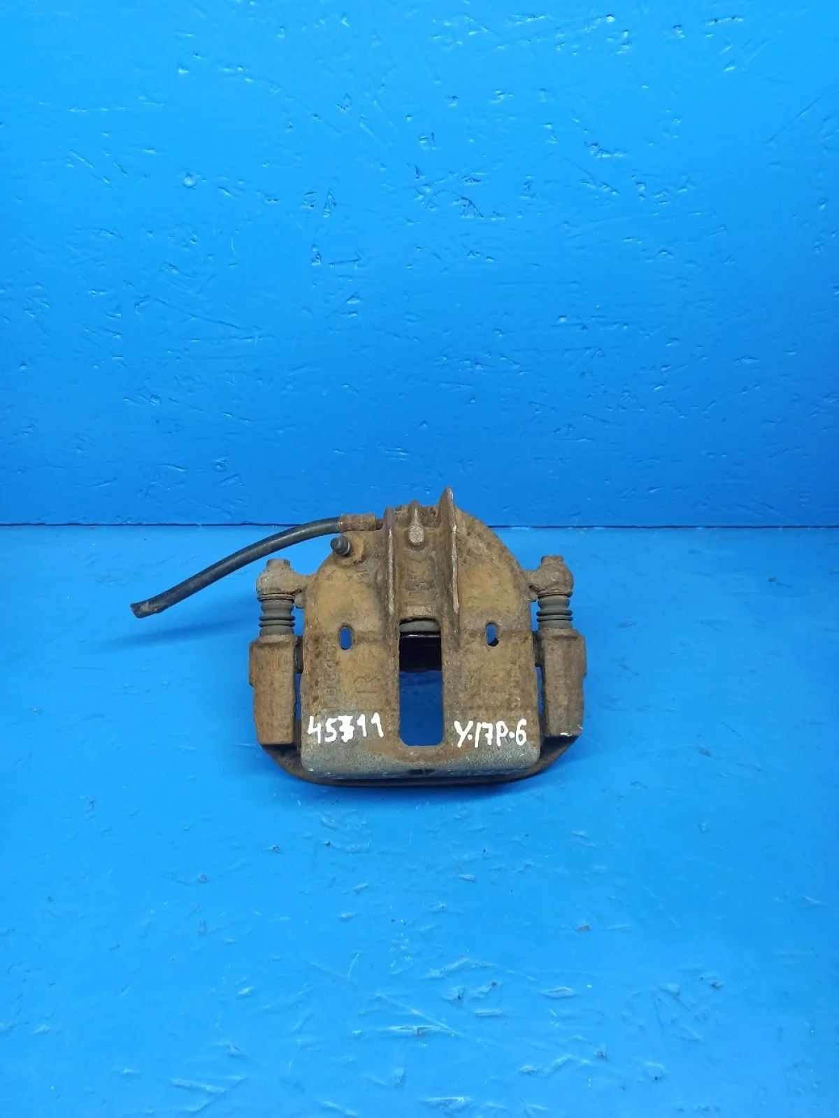 Суппорт тормозной передний правый Mitsubishi Carisma I (1995—1999)